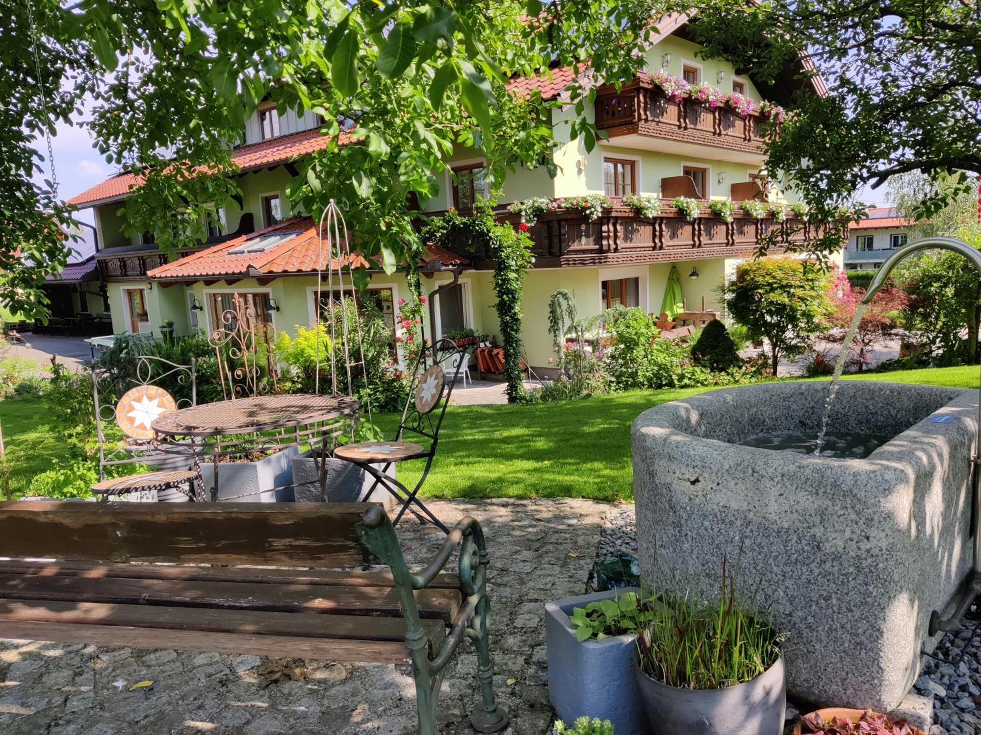 Pension Holzapfel Sankt Georgen im Attergau Esterno foto